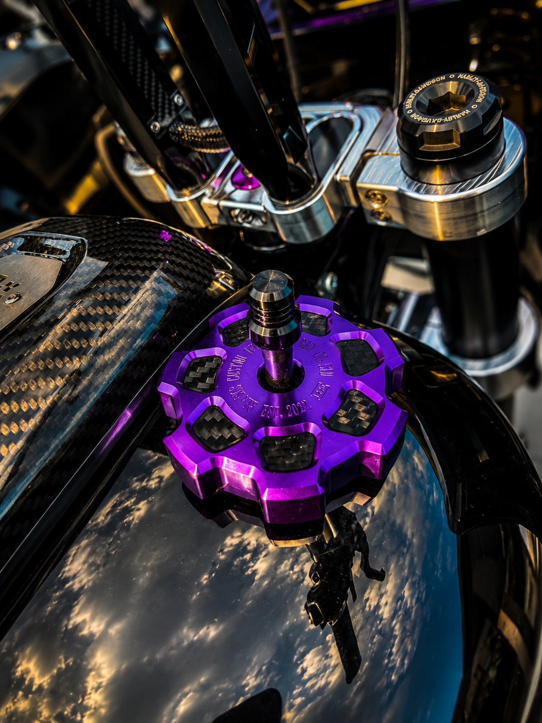Black3 7-Spoke CNC Tankdæksel Carbon – Harley-Davidson