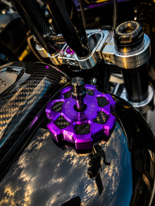 Black3 7-Spoke CNC Tankdæksel Carbon – Harley-Davidson