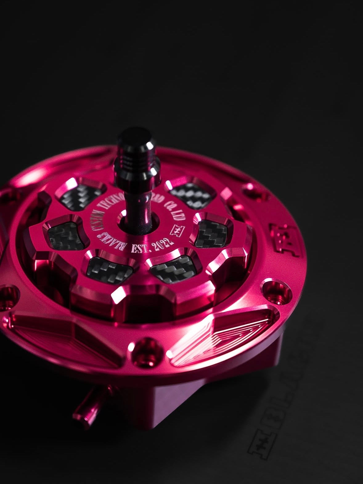 Black3 7-Spoke CNC Tankdæksel Carbon – Harley-Davidson