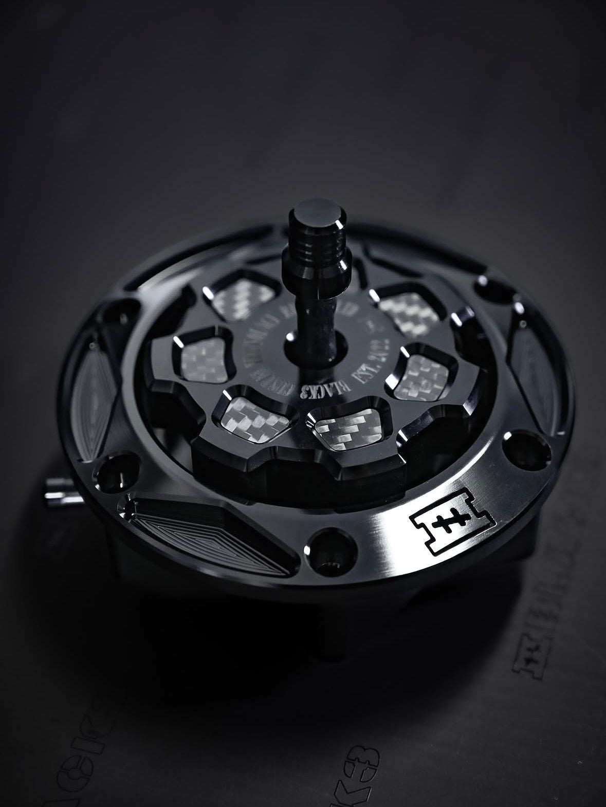 Black3 7-Spoke CNC Tankdæksel Carbon – Harley-Davidson