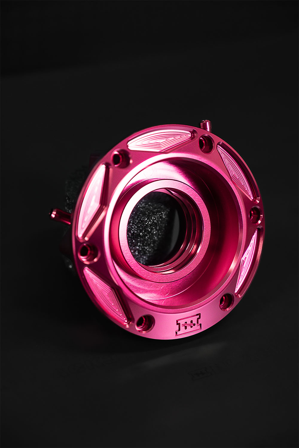 Black3 7-Spoke CNC Tankdæksel Carbon – Harley-Davidson